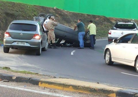 Carro capota próximo da Arena da Amazônia
