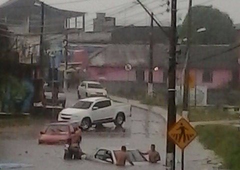 Rua no bairro Cachoeirinha fica inundada após chuvas em Manaus