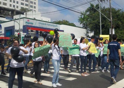Enfermeiros fazem manifestação em Manaus por padrão FIFA na saúde