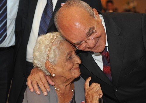 Emoção marca o adeus à D. Osmarina, mãe do governador José Melo