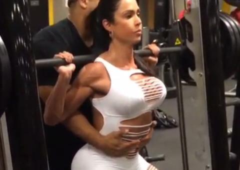  Hoje é dia de 'Bumbum na nuca'