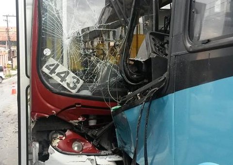 Ônibus colidem após falha nos freios. Passageiros feridos