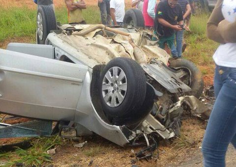 Carro atinge caminhão em estrada e mata dois no Acre