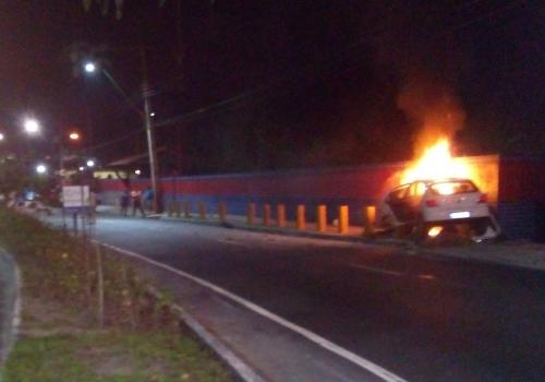 Veja imagens do carro que explodiu na madrugada em Manaus