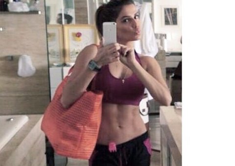  Solteira, Deborah Secco exibe barriga sarada na internet