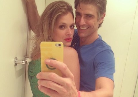 Reynaldo Gianecchini posa com loira e fãs apontam "mão boba"