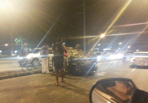 Carro de passeio capota na Avenida Torquato Tapajós