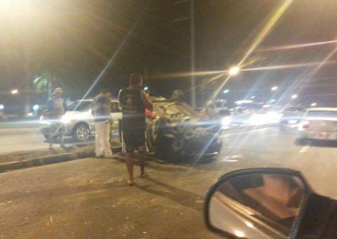 Carro de passeio capota na Avenida Torquato Tapajós