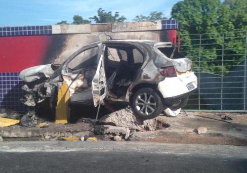 Carro surge amassado e queimado no V8