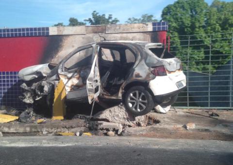 Carro surge amassado e queimado no V8