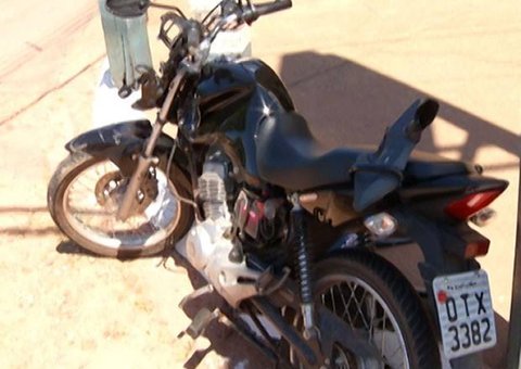 Jovem perde o controle da moto, atinge caminhonete e tem abdômen partido