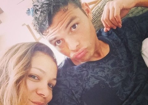 Thiago Silva relaxa em casa com a esposa, antes de voltar aos treinos