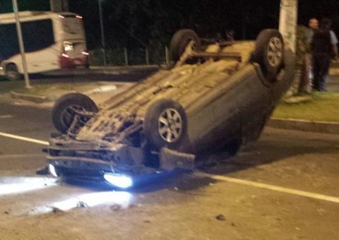 Carro capota em frente à UFAM