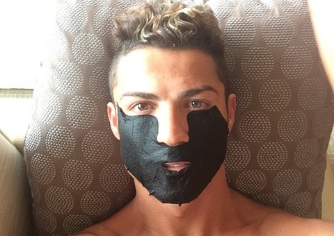  Cristiano Ronaldo faz selfie durante tratamento estético em SPA