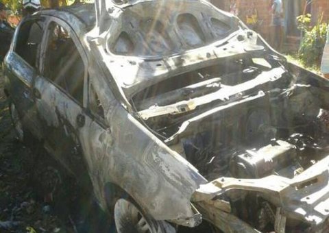 Mulher põe fogo no carro do marido após flagrá-lo com amante