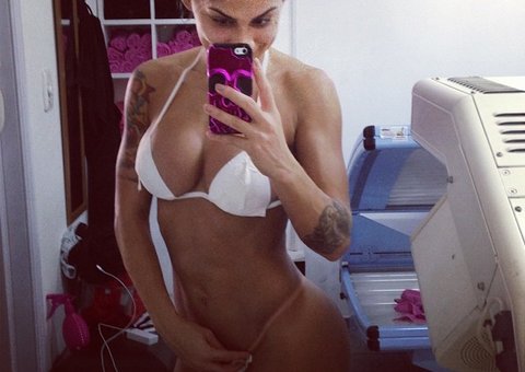  Sem calcinha, ex-BBB Vanessa mostra marca de bronzeamento