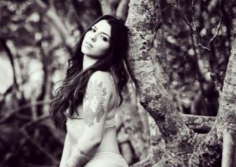 Petra Mattar, filha de Maurício Mattar, sensualiza de lingerie