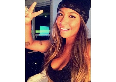  Irmã de Neymar mostra decote em rede social