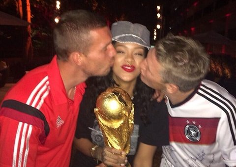  Rihanna comemora final da Copa do Mundo ao lado dos campeões