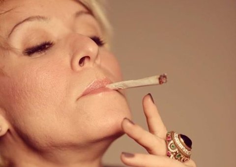 Cantora ex-Trem da Alegria aparece fumando maconha "legalize já"