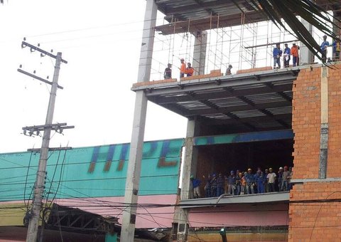 Parte da fachada do "DB da Cidade Nova" desaba com temporal