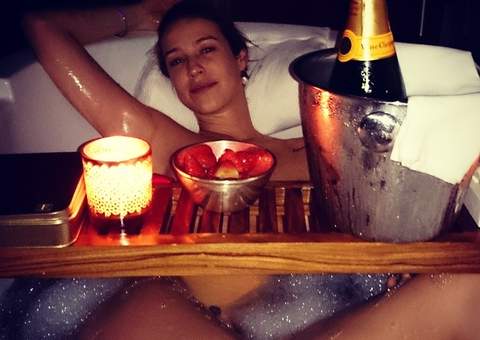  Marido de Luana Piovani posta foto da atriz nua em banheira