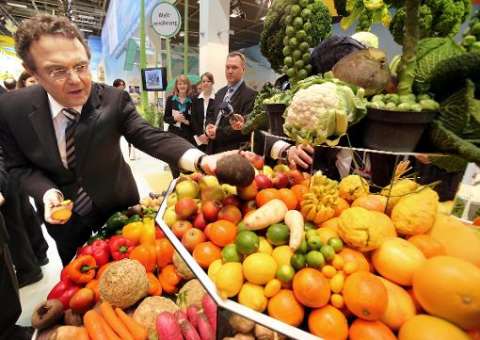 Mulheres jovens que comem muitas frutas e legumes previnem doenças