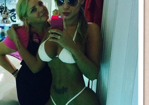 Andressa Urach mostra bronze e diz que quer se desfazer de imagem de 'sex symbol'