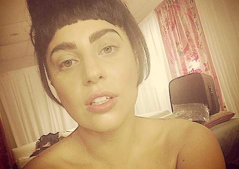 Lady Gaga fica nua no palco durante troca de figurino