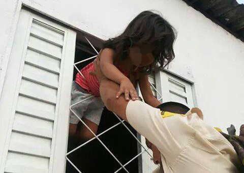 Sozinha, criança tenta sair de janela e fica entalada no Zumbi