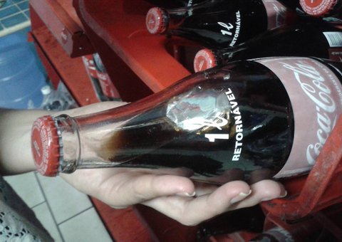 Coca-Cola em Manaus continha a embalagem de um pacote de biscoito