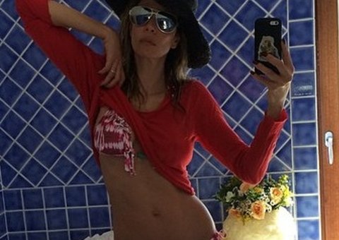  Luciana Gimenez se exibe de biquíni durante férias