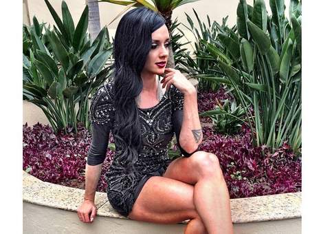 Juju Salimeni muda visual e aparece com o cabelo preto