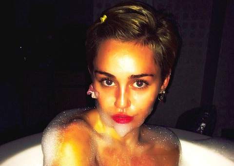 À la Piovani, Miley Cyrus sensualiza nua em banheira 