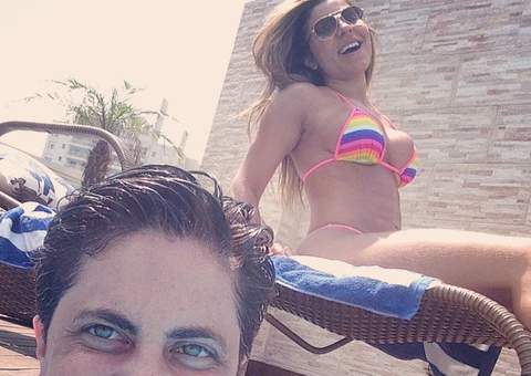  Thammy Miranda curte piscina e 'ostenta' namorada de biquíni