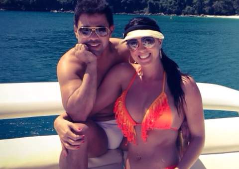  Namorada de Zezé Di Camargo tatua iniciais do sertanejo