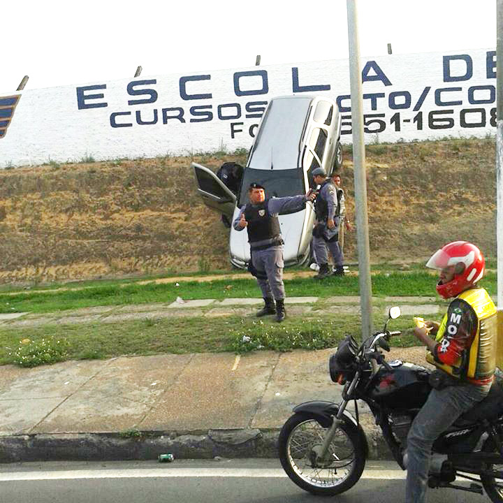 Motorista perde o controle e carro vai parar no muro de Escola