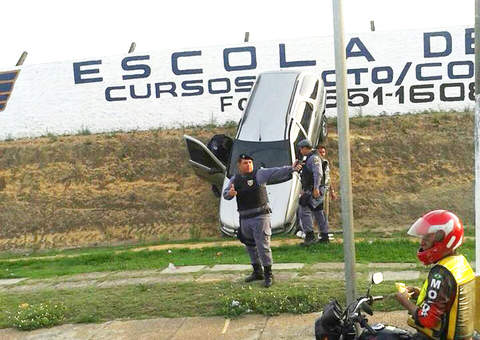 Motorista perde o controle e carro vai parar no muro de Escola