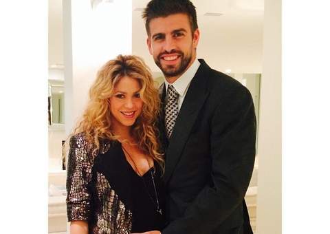 Shakira posa com Piqué e exibe barriguinha de grávida