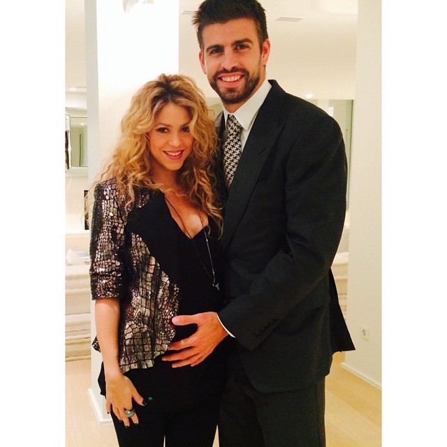Shakira posa com Piqué e exibe barriguinha de grávida