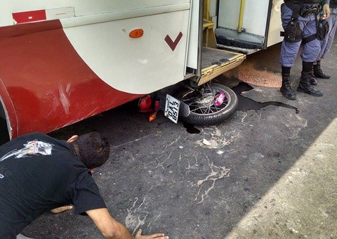 Mototaxista morre esmagado embaixo de ônibus no Nova Cidade