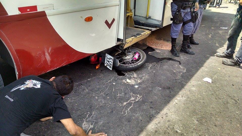 Mototaxista morre esmagado embaixo de ônibus no Nova Cidade