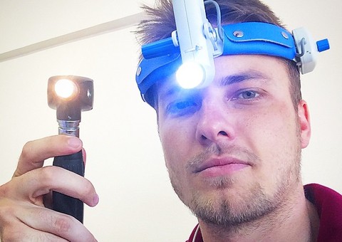 ‘Pediatra gato do SUS’ encanta mulherada e faz sucesso na internet