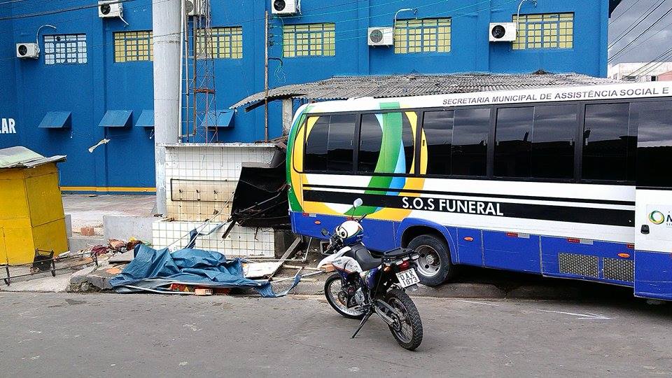 Ônibus do SOS Funeral se choca com banca de frango assado em Manaus
