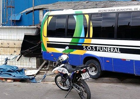 Ônibus do SOS Funeral se choca com banca de frango assado em Manaus