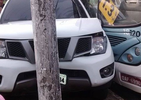 Motorista desrespeita placa de PARE e causa colisão em frente a aeroporto