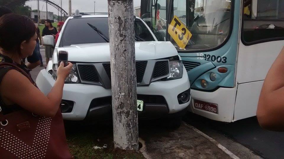 Motorista desrespeita placa de PARE e causa colisão em frente a aeroporto