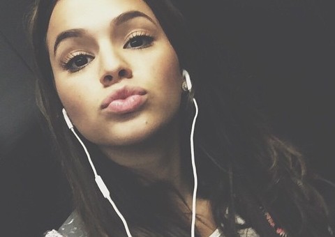 Gente como a gente:Bruna Marquezine devora pastel de feira e caldo de cana