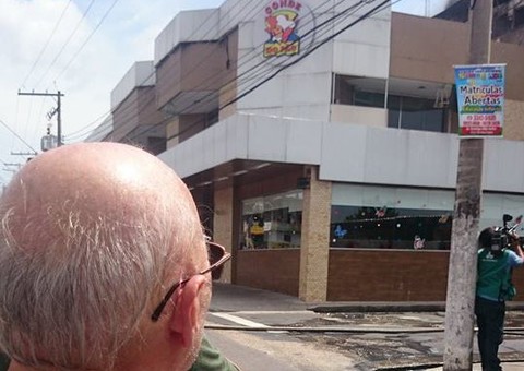 Carlos Alberto Conde assiste destruição de panificadora 