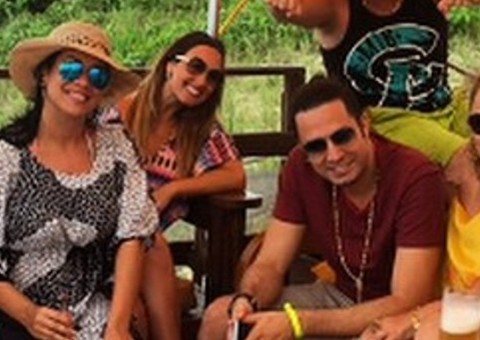 Procurado pela Justiça, Latino relaxa durante férias 